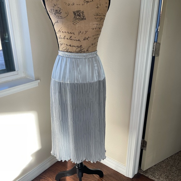 Elegant VTG Lace Silver/Gray Jacket Skirt Set. 10 (but fits closer to 6/8). - Picture 5 of 11